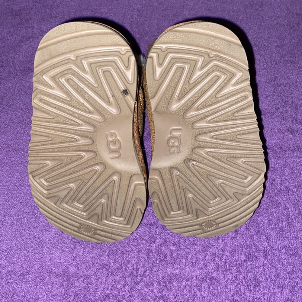 BABY GIRL UGGS (NO BOX) - Picture 3 of 4